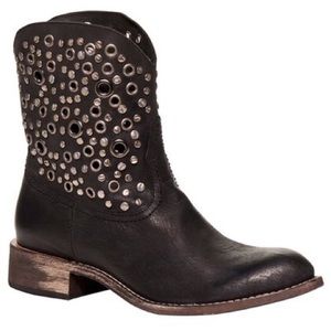 Spirit by lucchese black grommet all leather boots
